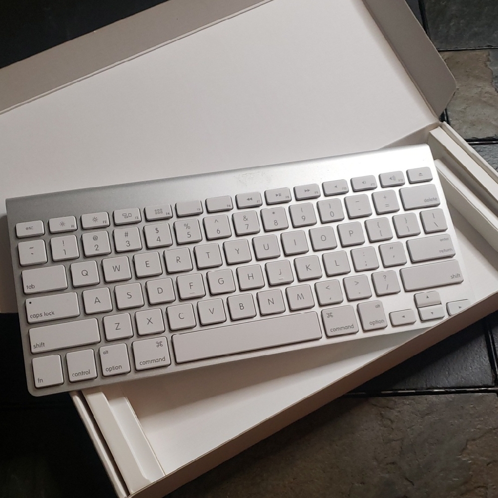 Wireless Silver and White Keyboard